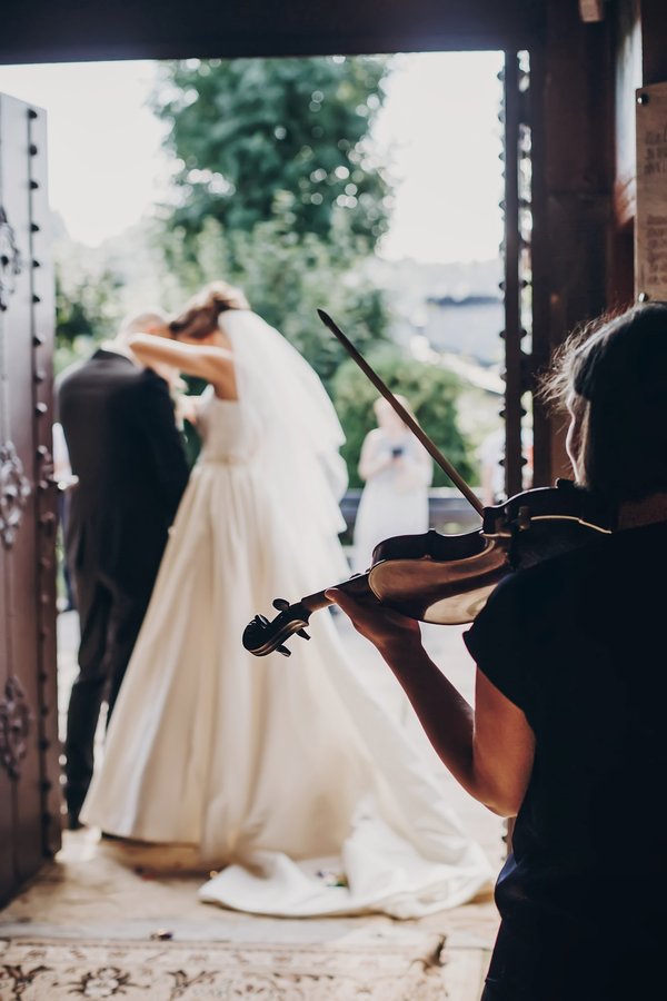 Louer un orchestre pour mariage : harmonisez votre journée!
